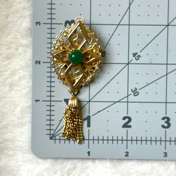 c1972 SARAH COV | Vtg | Peking Collection Green Glass Cabochon Bead Tassel Pin - Picture 10 of 12